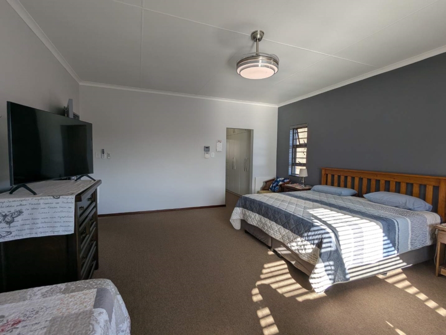 5 Bedroom Property for Sale in Fraaiuitsig Western Cape